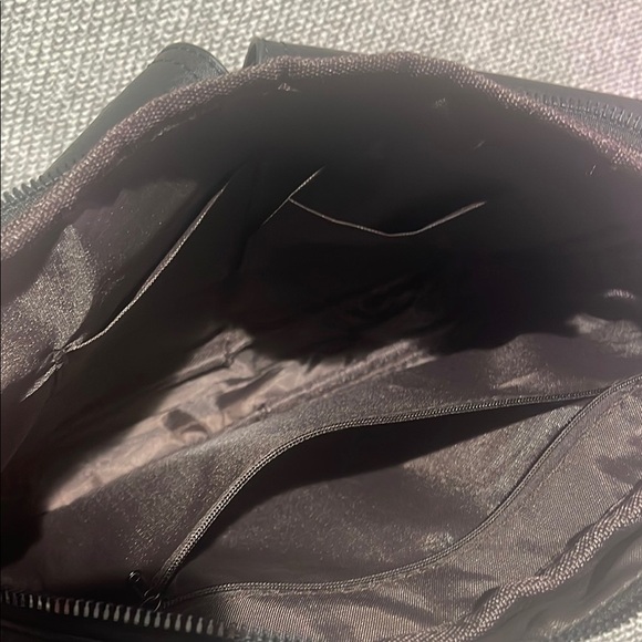 Sleek Black Messenger Bag with Adjustable Strap and Structured Design - Picture 10 of 16